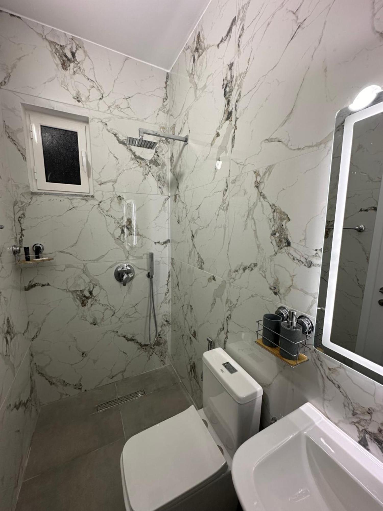 Lexhulo Room's *