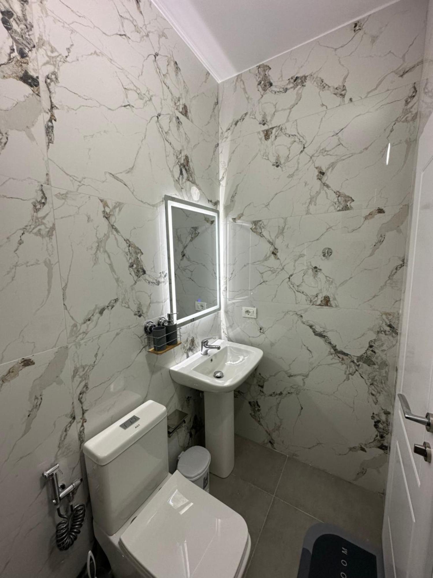 Lexhulo Room's Domje